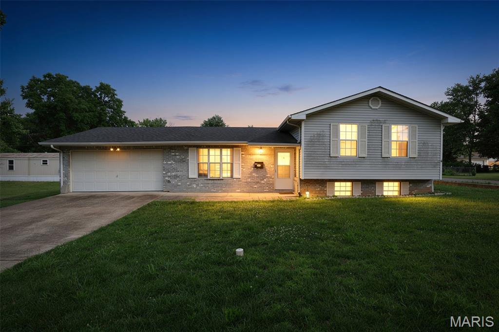 Welcome home to this beautifully maintained 3-bedroom, 2.5-bath split-foyer home in Desloge! Offering a functional layout with plenty of space for the whole family, this home features a bright and inviting living area, a cute kitchen with ample cabinet storage, and a dining area perfect for everyday meals or entertaining guests.
Step outside to enjoy the yard, ideal for relaxing, pets, or outdoor gatherings. Conveniently located near schools, parks, shopping, and local amenities, this home combines comfort, convenience, and value. Don't miss your opportunity to make this Desloge gem your own—schedule your showing today!