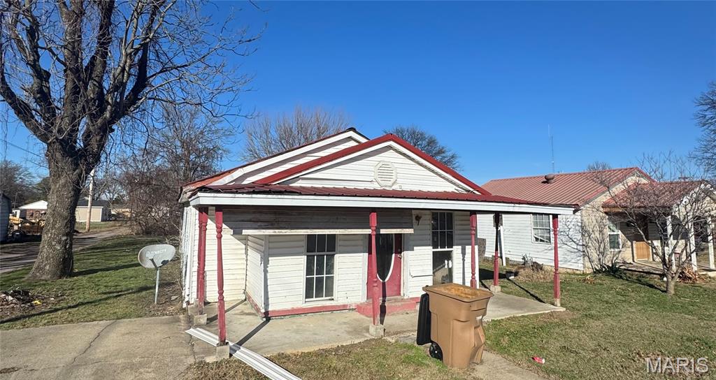 Fixer upper in Kennett with lots of opportunity. Many different options with this one.