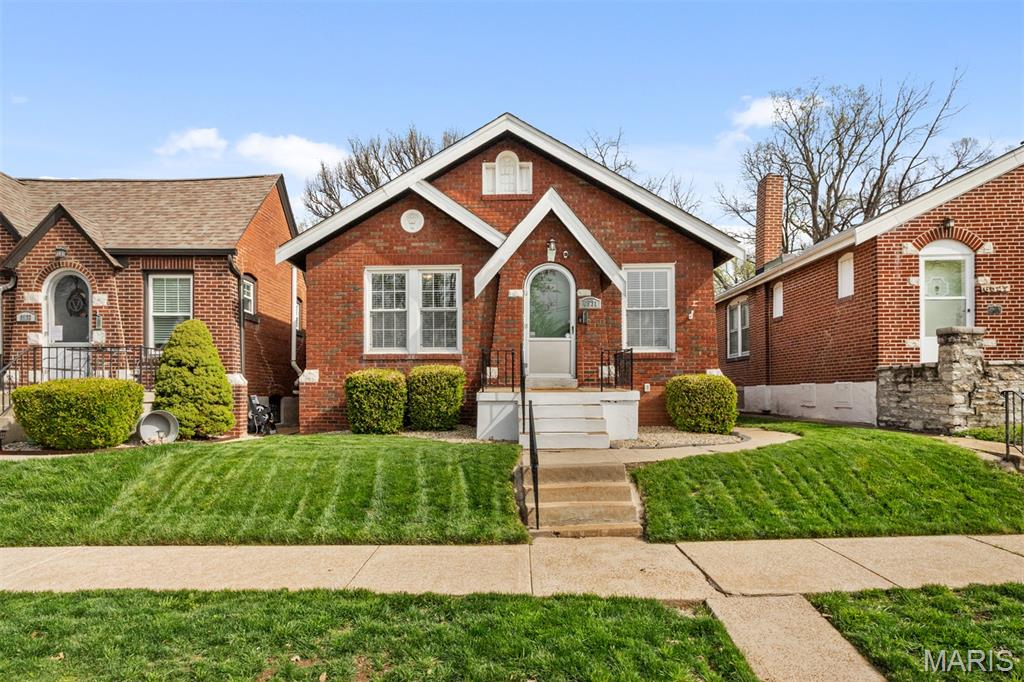 Welcome home to this charming 2 bed, 1 bath home full of character! Beautiful hardwood floors flow throughout, while stained glass windows in the family room add a touch of timeless charm. The kitchen features desired modern amenities such as stainless steel appliances, a gas range, and granite countertops. Enjoy a spacious, fenced-in backyard—perfect for pets, play, or entertaining. Located in the Clifton Heights neighborhood and situated near I-44, you will have convenient and easy access to events in both St. Louis City and County. You'll be just minutes away from enjoying dinner on The Hill and dessert afterwards at Ted Drewes. This cozy home offers comfort, character, and outdoor space you’ll love coming home to. Make your appointment today! Showings start on Friday, April 17.