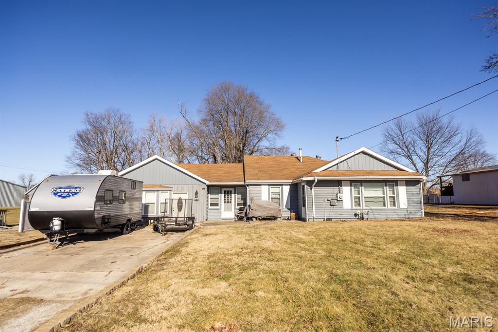 Spacious 3 bedroom, 1 bathroom, with a bonus room, home located in Bethalto, IL. This property offers generous living space with a functional layout and plenty of potential. Being sold as is, making it a great opportunity for investors or buyers looking to add their own updates and personal touches. Conveniently located near local amenities, schools and churches. Don’t miss the chance to make this home your own.
