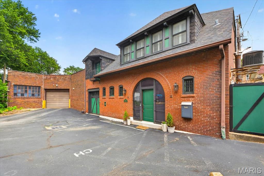 Adlon Condominums - Residential
