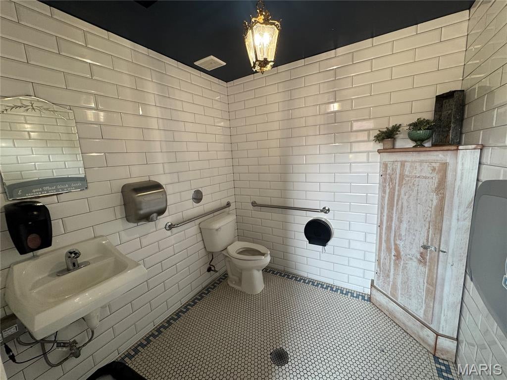 Lac R Tr Add - Commercial Lease