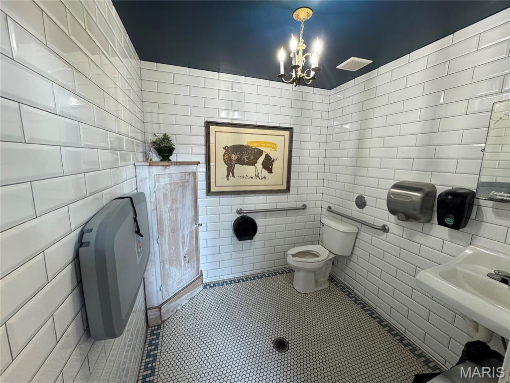 Lac R Tr Add - Commercial Lease
