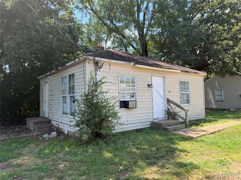 INVESTMENT OPPORTUNITY!!! 2 bed 1 bath house sitting on 51x81IRR sized lot. Approximately 546 sq ft. Currently tenant occupied so could be kept as a rental or turned into a fixer-upper or flip house with a little TLC. Call today to set up a showing.