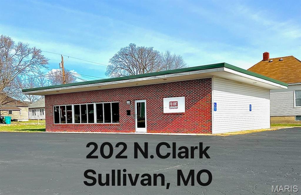 Great commercial location for a retail or restaurant space! 2 ADA bathrooms.  Ample room to expand existing building.
Faces onto the busiest street connecting from downtown Sullivan to Hwy66 and then to Hwy 44.
Huge parking area where you can use as partially patio, parking, and special events.  Can accommodate food trucks for additional income. 
MK BBQ is currently leasing.