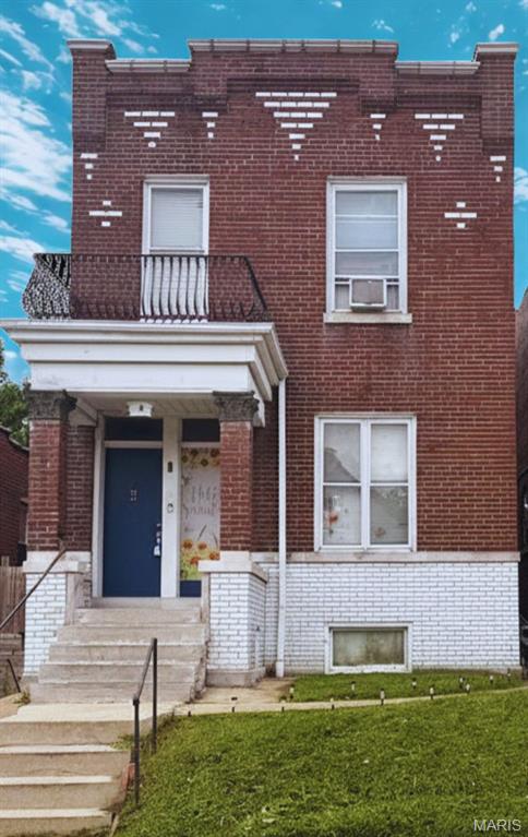 Investment opportunity in South City! This 2-family property features two 1-bedroom, 1-bath units, both currently leased. The property includes a detached garage. Conveniently located near shopping, restaurants, parks, public transportation, and major highways.