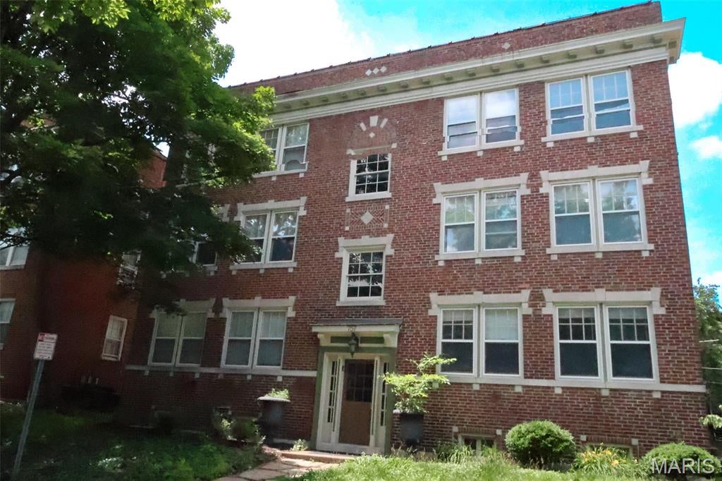 Don’t miss this beautiful 3-bedroom, 2-bath apartment offering 1,300 sq ft of bright, open living space in one of St. Louis’ most desirable locations. Features include hardwood floors throughout, a spacious primary suite with jetted tub, and a fully equipped kitchen with granite countertops and 42” cabinets. Enjoy the convenience of in-unit laundry and central A/C. Located just 0.8 miles from Washington University and steps from the Delmar Loop, this home offers exceptional walkability (Walk Score 87) with easy access to over 100 restaurants, shops, bars, and live music venues. Forest Park is also just minutes away. Off-street parking available.  This apartment is partially furnished.