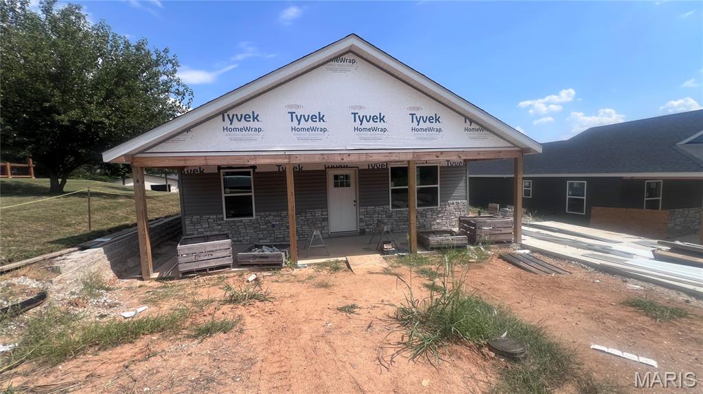 Enjoy Easy Living in This Brand-New Ranch Home! You’ll love the low-maintenance
lifestyle this NEW CONSTRUCTION ranch has to offer. Featuring 2 comfortable-sized
bedrooms and 1 full bath, this home boasts an open-concept living, kitchen, and dining
area—perfect for everyday living and entertaining.  Relax or decorate to your heart’s
content on the adorable front porch or back patio, ideal for enjoying all seasons. Inside, you’ll
find a bright and spacious interior filled with plenty of windows, offering natural light
throughout. The charming eat-in kitchen provides a welcoming space to gather, while the nice-
sized yard offers room to enjoy the outdoors. Convenience is key—this home is located just
minutes from shopping, restaurants, hospitals, doctors’ offices, and offers easy access to
major highways. A perfect blend of comfort, style, and convenience.