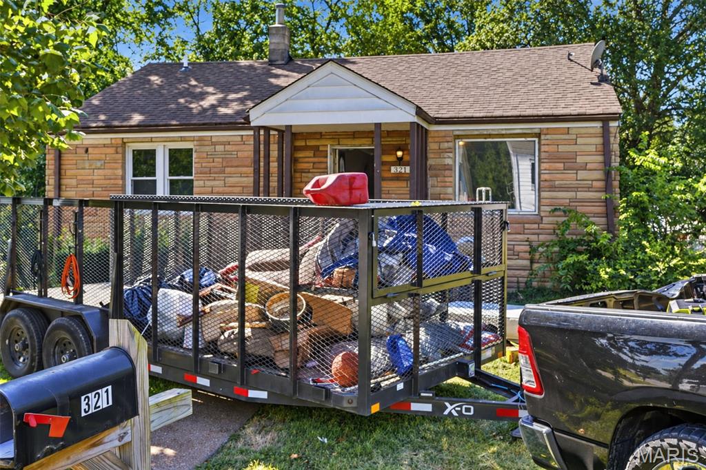 Calling all investors! This 1-story home offers 1,316 sq ft, 3 bedrooms, 1 full bathroom, and a full basement with plenty of potential. Bring your ideas and vision to make this property your next renovation or investment project. Schedule your showing today!