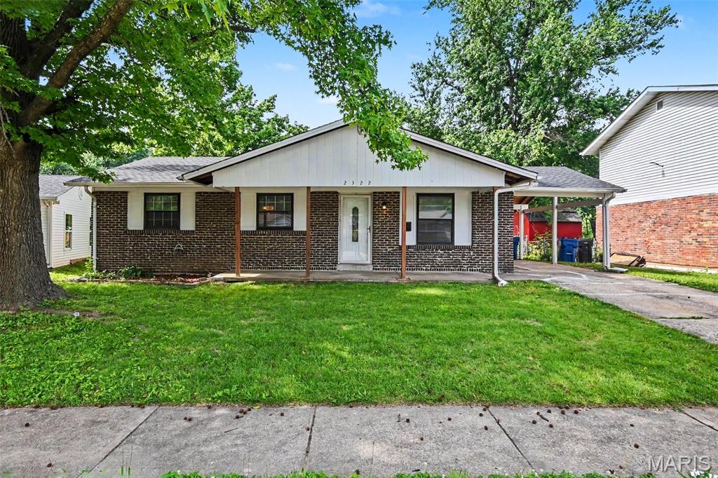 Come and see this move-in ready three-bedroom, two-bathroom home located in the desirable Pleasant Hollow neighborhood! 
This residence is situated on a quiet cul-de-sac and features a functional layout designed for comfortable living. The kitchen is equipped with granite countertops and stainless steel and black appliances, creating an efficient space for cooking and entertaining. Step outside to find a private, fully fenced-in backyard, offering a secure space for outdoor activities. The property also includes an unfinished basement, providing ample storage or future potential. 
Ideally located, this home is just minutes from shopping, dining, and entertainment options, along with major roadways for an easy commute. 
Schedule your private showing today!