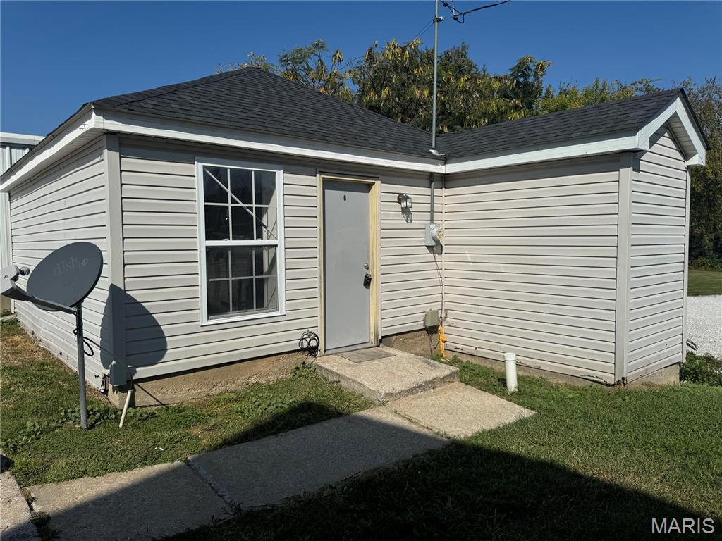 1 Bed/1 Bath 1st floor apartment for rent in Troy. New laminate flooring throughout. Kitchen has new cabinets, countertop and oven - refrigerator is also included. Bathroom has new tub/shower, vanity and toilet. Tenant is responsible for all utilities except trash and lawn care. Minimum 12 month lease. No pets. Application fee is $60, application will not be processed until payment is submitted and includes background check, income verification, landlord history, and credit check. Agent Owned.