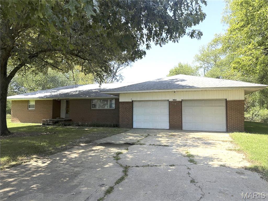 1105 S Anthony, Kennett, MO  
 This 2-bedroom, 2-bath residence offers a comfortable layout featuring a nice-sized living room, kitchen/dining room combination, and hardwood floors. The exterior includes mature trees and generous yard space, providing both shade and outdoor enjoyment.

This property may also be purchased as a package with 507 S Bypass(commercial property), offering an excellent opportunity for investors or multi-property buyers.