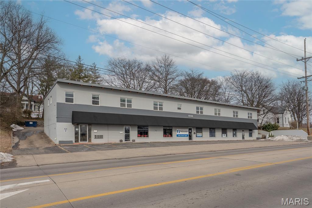 *All Commercial spaces leased
*One residential unit ideal for owner occupancy, long term rental or AirBnb
*Opportunity to increase NOI through rent growth and residential income
*Centrally located
*Strong local rental demand supports future income growth
*Ideal for investor seeking stabilization plus upside