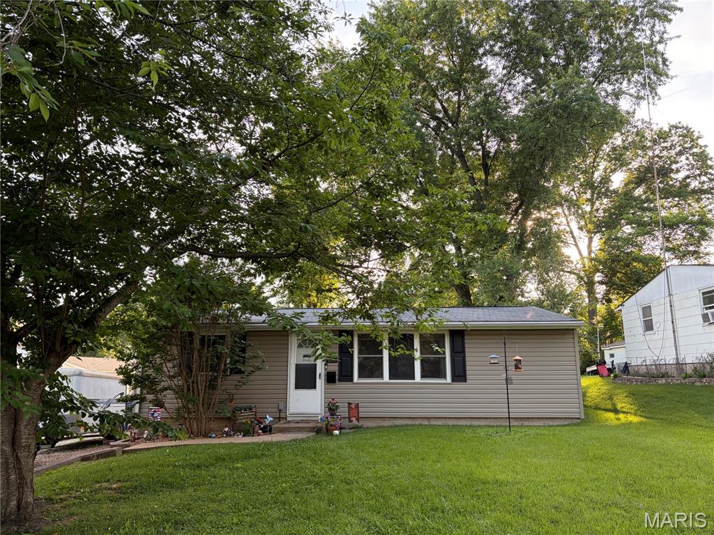 Great first home, downsize home or investment property!!  3 bedroom, 1 bath, recently updated, nice sized laundry room, huge level backyard.  Great location.  Washington schools.  Call today, this one won't last long....
