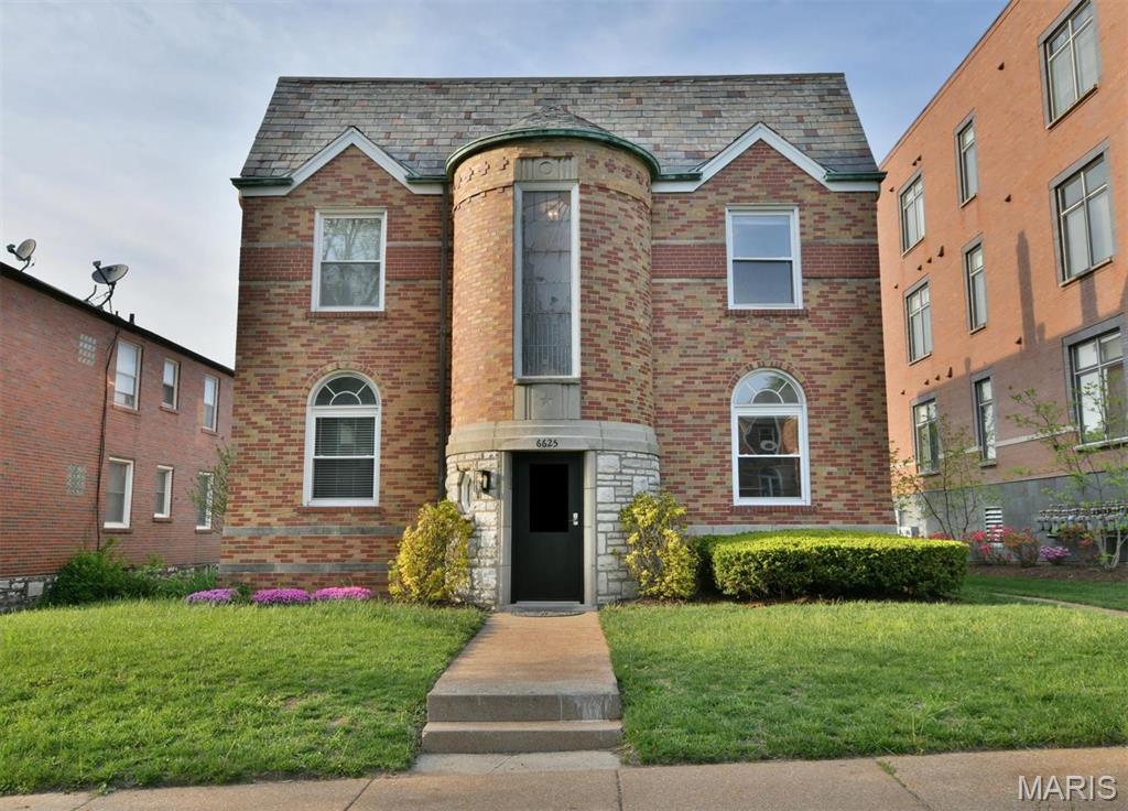 Available in July. FULLY RENOVATED LUXURY APARTMENT IN CLAYTON! Stunning Kitchen w/white Quartz Counters, raised breakfast bar w/seating for 4,subway tile backsplash, 42" custom grey cabinets w/soft close, USB outlet, SS counter depth refrigerator, gas cooktop & built-in microwave. Luxurious spa bath w/white & grey marbled ceramic tile flooring & shower surround, custom vanity w/white quartz counters, built-in custom linen closet, mirrored wall, bathroom window & designer lighting make this bathroom a stunner! The open kitchen/living/dining concept features new hardwood flooring throughout, eat in kitchen w/dining & office nook area, new doors, trim & fresh modern paint. Residence includes mounted Smart T.V. & washer/dryer in unit & expansive bedroom closets! Building offers secured completely renovated lobby w/marble entry, refinished floors, new doors, & designer lighting. Private storage unit included. Secured garage parking space available. Luxury living in Clayton! Location: Other