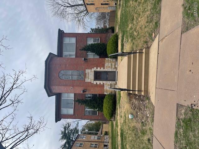 BEAUTIFUL LARGE BRICK 4 FAMILY TOP FLOOR UNIT JUST STEPS AWAY FROM FRANCIS PARK. GLEAMING  HARDWOOD FLOORS IN LIV RM AND DINING ROOM. LIV RM HAS DECORATIVE FIREPLACE WITH WINDOWS ON EACH SIDE.  LARGE SPACIOUS DINING ROOM NEXT TO BRIGHT KITCHEN WITH STOVE, REFRIG., DISHWASHER AND DISPOSAL. CERAMIC TILE FLOOR IN EAT IN KITCHEN. LARGE BEDROOM WITH 3 SETS OF CLOSETS. UNIT HAS ALOT OF CLOSETS FOR ADDED STORAGE. EACH SIDE OF BUILDING HAS ITS OWN BASEMENT AREA. UNIT COMES WITH WASHER AND DRYER FOR TENANTS USE.