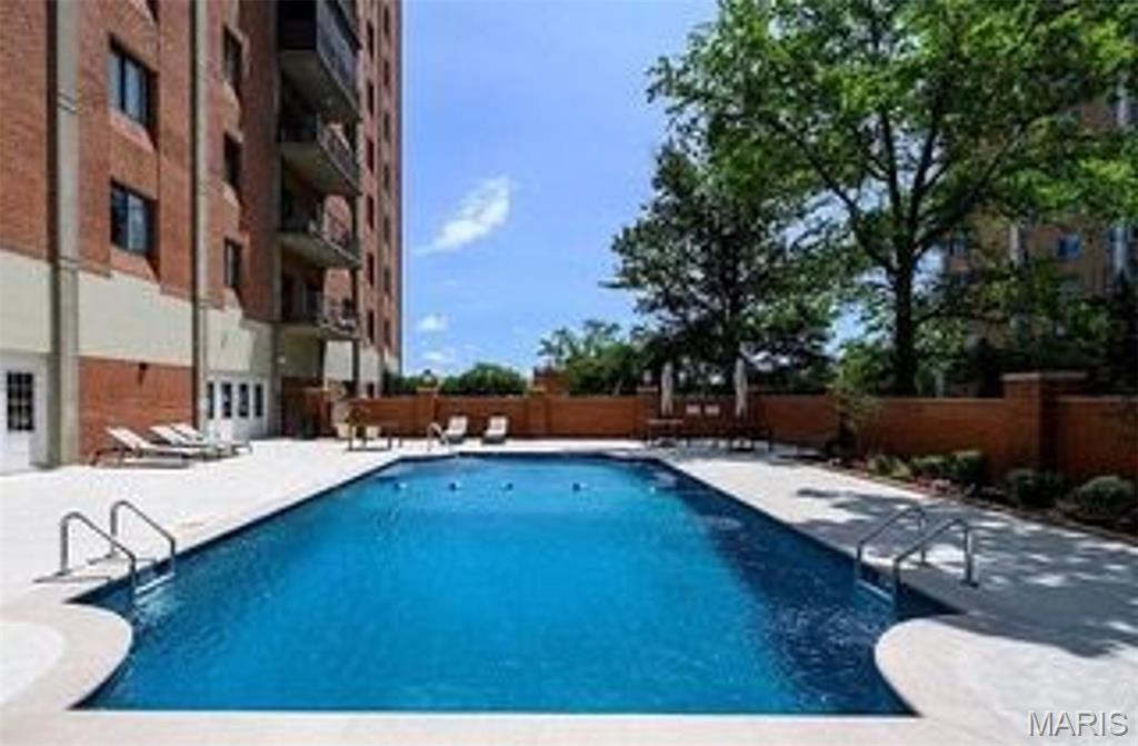Eight-One-Six South Hanley Condominuim - Residential