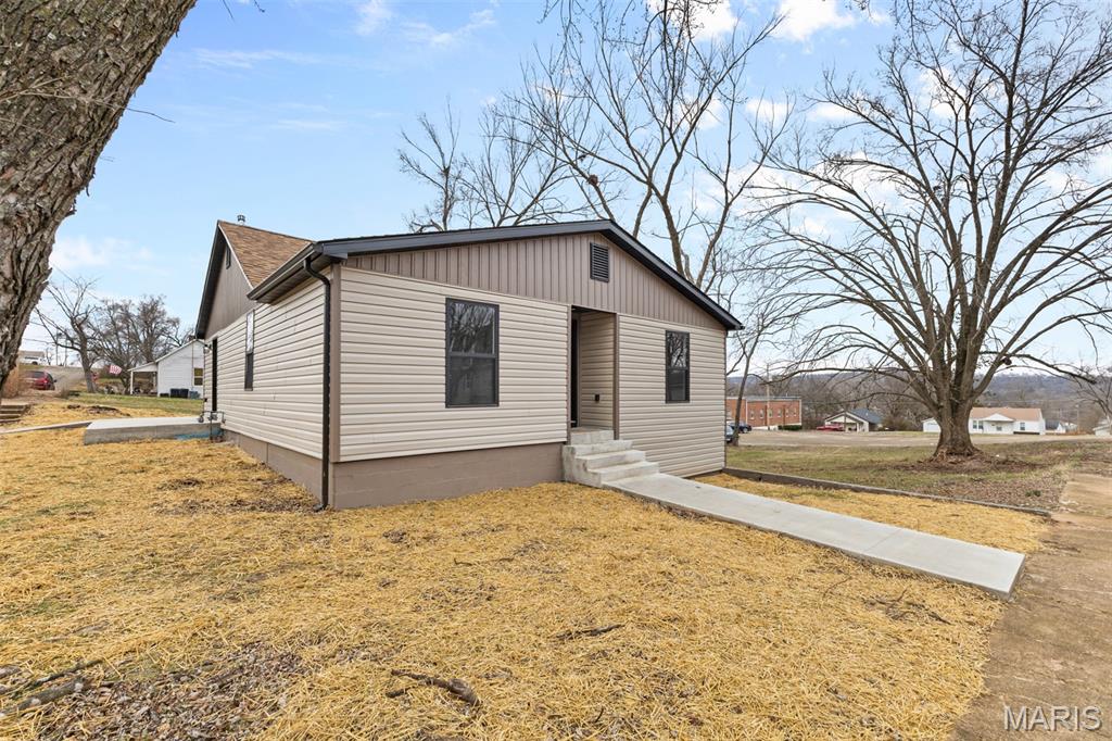 Beautifully remodeled home in the hear of Park Hills. Close to schools, churches and downtown. Completely remodeled with walkout basement! Home has a HUGE backyard with mature trees and privacy. Turn key- open kitchen/ living floor plan!