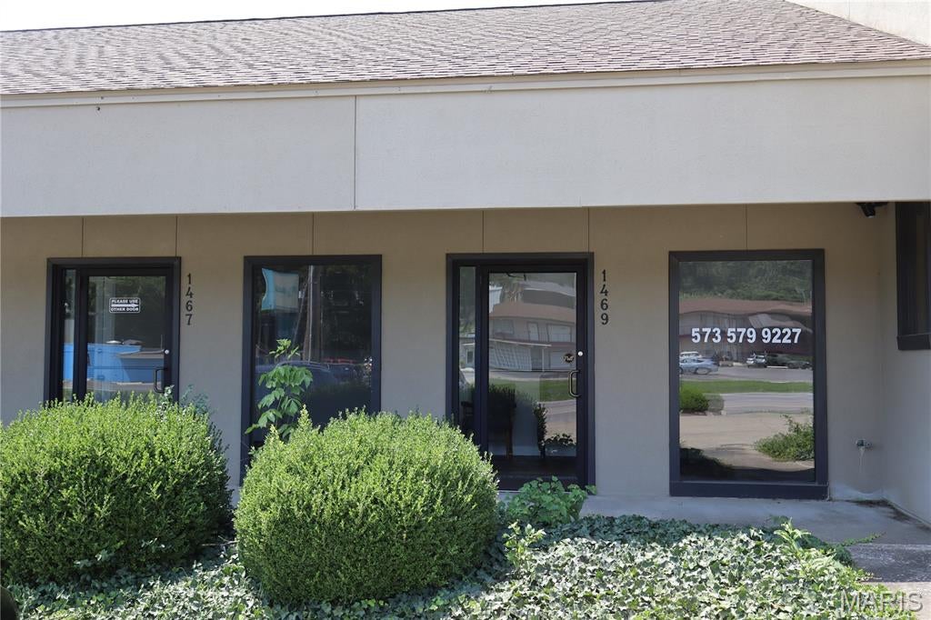 Commercial lease opportunity at 1469 N. Kingshighway! This 820 sq. ft. space offers a versatile layout with the option to expand to 1,640 sq. ft., giving your business room to grow. The unit includes a private in-unit bathroom and can be built to suit (with owner's approval), allowing tenants to customize the space to meet their specific business needs. Whether you’re looking for office, retail, service, or other commercial space, this property offers flexibility in a convenient Kingshighway location. Owner pays real estate taxes, building insurance, common area maintenance, and snow removal. Tenant responsible for utilities and interior expenses. 3–5 year lease required. Bring your business and your vision to this adaptable commercial space!