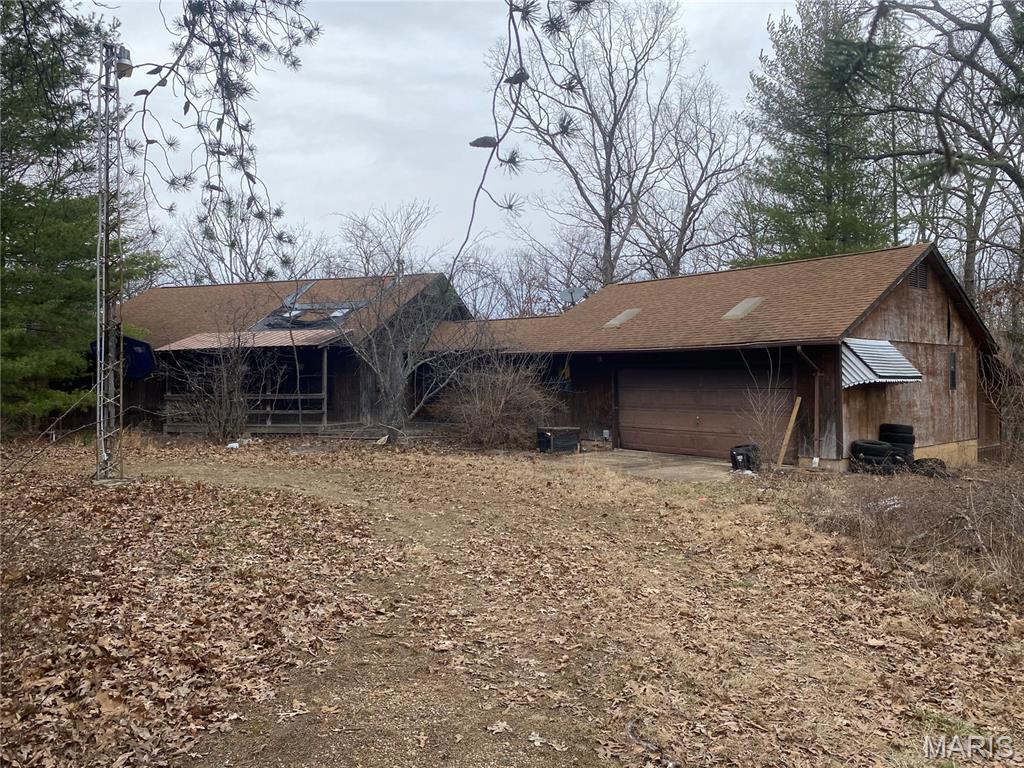 3 bed, 2 bath investment opportunity on 13.25 beautiful acres! This spacious property offers privacy, functionality, and endless potential. The fully fenced yard is perfect for pets , gardening , or outdoor enjoyment, while the remaining acreage provides room for livestock, recreation, or future expansion.
A breezeway connects the home to an oversized 2-car garage , offering covered access and extra convenience. The garage includes an additional room—ideal for a home office , guest space , hobby room, or added storage.
Whether you’re looking to invest, homestead, or enjoy peaceful country living, this versatile property delivers space and opportunity in one unique package.