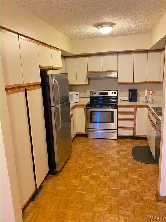 COTTONWOOD VILLAGE - Residential Lease