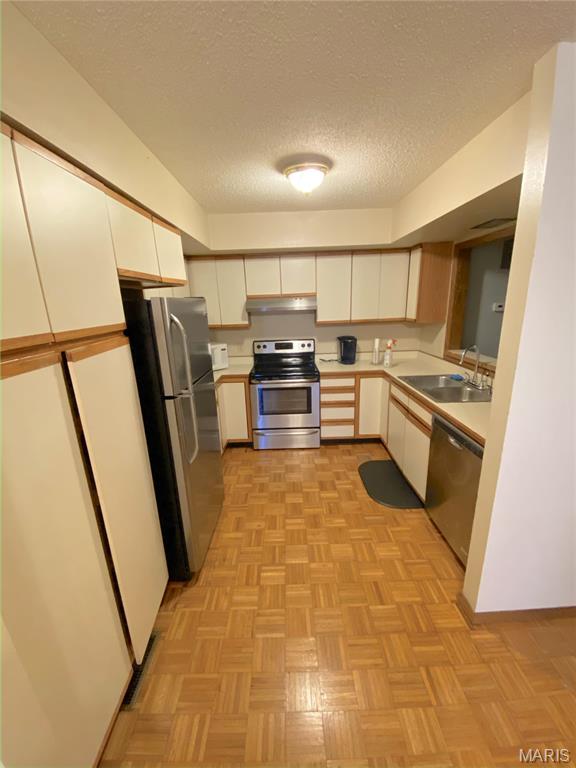 COTTONWOOD VILLAGE - Residential Lease
