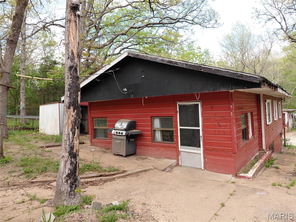 Fixer Upper in Holiday Shores! With some tools and sweat equity you can really bring this house back to life! This 2-bedroom house is waiting for someone to make it new again. Affordable weekend getaway or a permanent residence? The choice is yours!