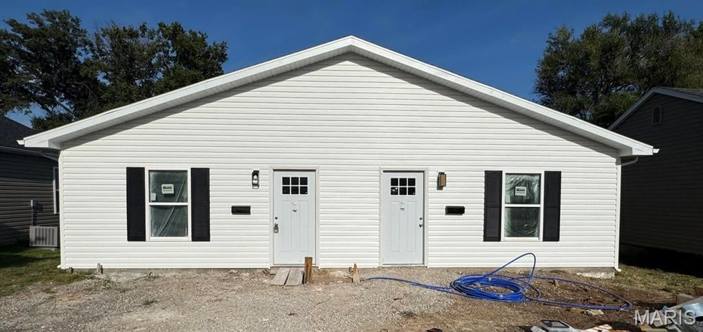 New construction duplex. 2 bed/1 bath each unit. Will be ready for tennants on October 1st.