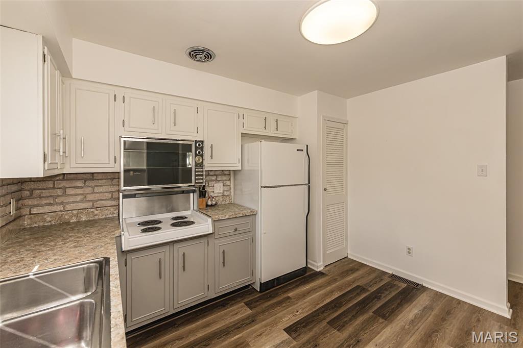 Chateau De Ville Condo Sec - Residential
