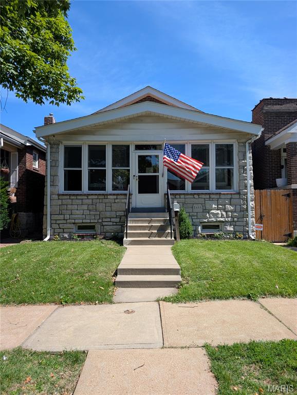 Location. Location. Location. This Nottingham Ave beauty boasts 3 bedrooms and a 2 car garage nearly half a block away from Macklind Ave - in the heart of Southampton.  Check out this incredible enclosed four-seasons room.  You wont want to miss this!