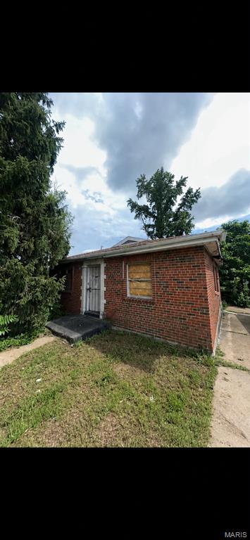 Investor and handyman special with a functional, solid floor plan — great bones ready for your vision. This 1 bedroom, 1 bathroom home is being sold strictly as-is, offering a straightforward opportunity to add value through renovation.