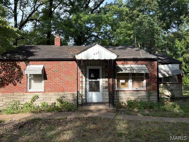 Great investment opportunity with this brick bungalow style home offering 3 bedrooms and 1 bathroom. Nice corner lot property, covered front porch and close to public transit and shopping centers. Come check out all the possibilities this property has to offer!