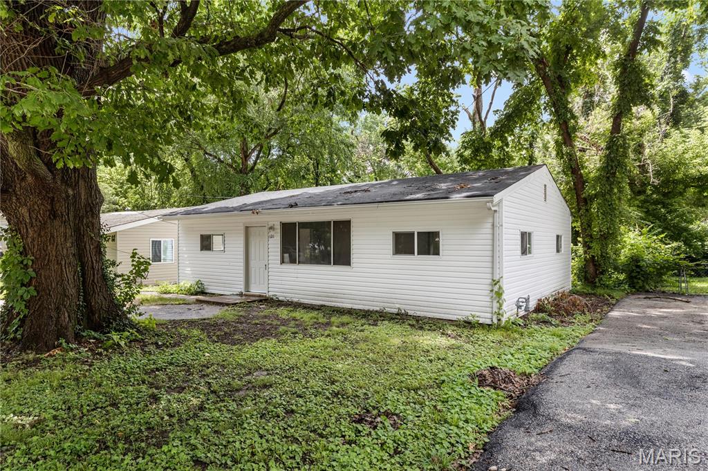 Welcome Home! 121 Cady is calling for you!   Clean Renovated Home with great bones! Perfect for a family or investor! Property is located near all major thoroughfares and highways. Excellent Opportunity to add to your rental portfolio for great low maintenance asset!