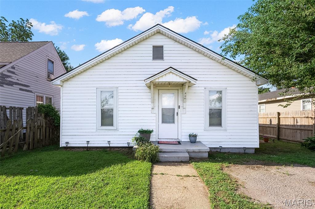 Well-maintained and move-in ready! This 2-bedroom, 1 bath home offers a flexible bonus room with a potential for a 3rd bedroom, or home office. Pride of ownership is evident throughout, making this property an excellent option for first-time homebuyers, those looking to downsize, or investors seeking a strong addition to their rental portfolio. With its functional layout, comfortable living spaces, and endless potential, this home is ready for its next chapter. Don't miss your chance to make it yours!