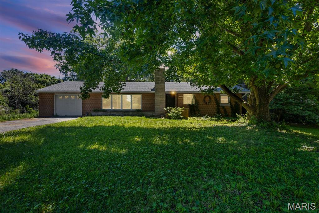 GREAT GODFREY LOCATION ! GREAT PRICE ON THIS 3 BEDROOM, 2 BATH HOME. HOME BOAST OVER 2100 SQUARE FEET OF LIVING SPACE. PROPERTY  IS SITUATED ON QUIET DEAD END STREET. FEATURES NEWER ROOF, OVERSIZED FAMILY ROOM, HUGE SCREENED PORCH, HARDWOOD FLOORS, ETC. THIS HANDYMAN PROPERTY READY FOR NEW OWNERS. HOME SOLD AS-IS CONDITION ONLY.