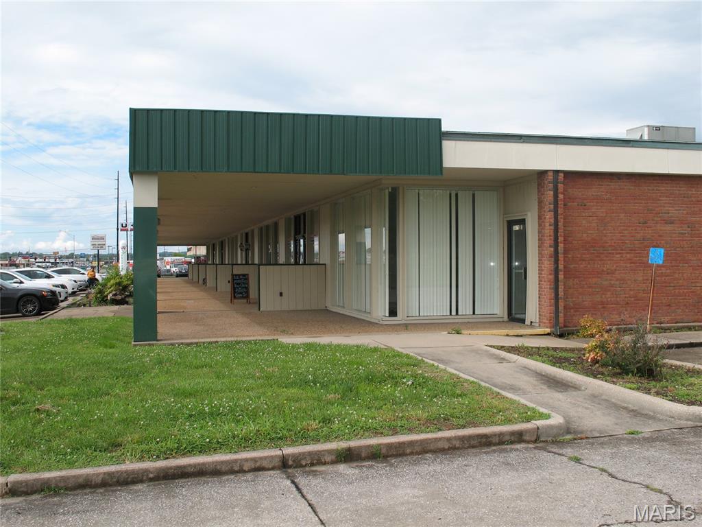 This S. Kingshighway center offers a diverse mix of retail, service, and office tenants, creating a dynamic environment for businesses. Boasting a high-traffic, high-visibility location, the property is complemented by abundant off-street parking, enhancing accessibility for both tenants and customers. This versatile space is 1,431 SF with immediate occupancy possible.