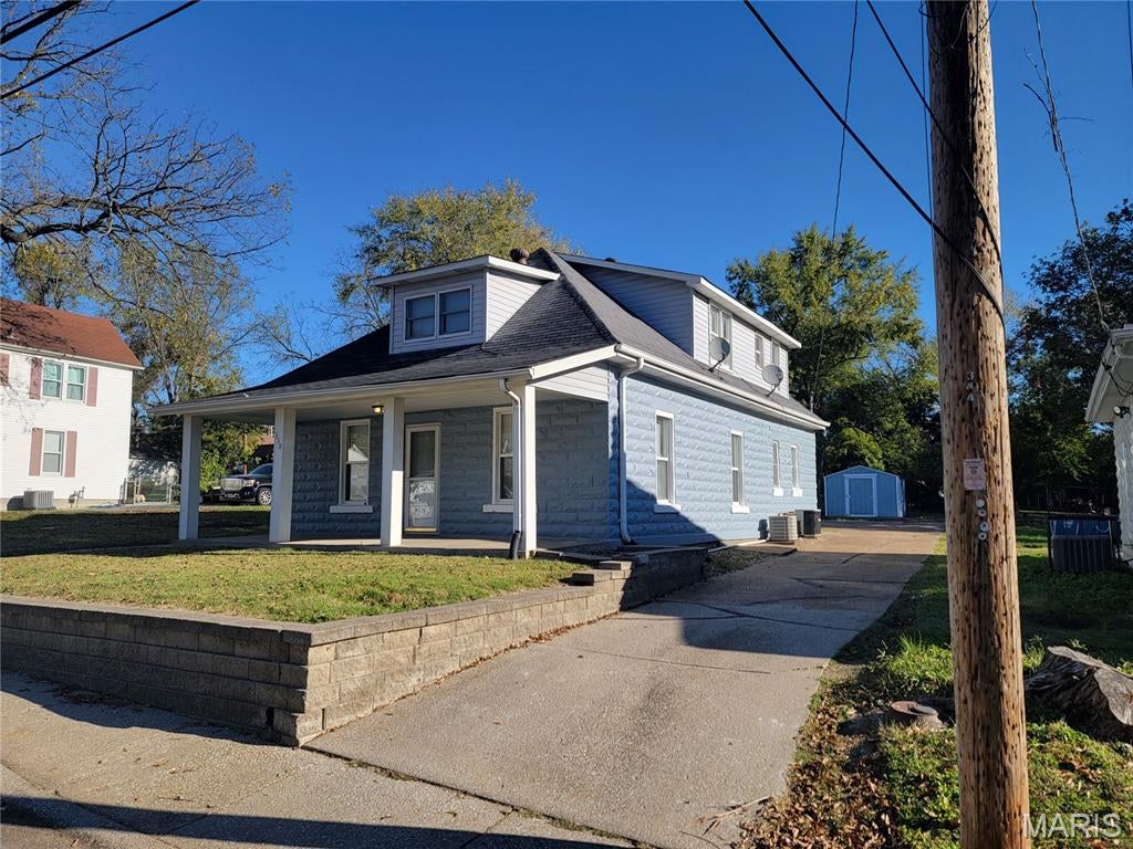 AVAILABLE NOW. THIS HOME WILL GO FAST.

Rent 1000
Deposit 1000
Pet deposit 250.

900 square foot 2 bed 1 bath 2ND floor unit in a duplex with main floor washer hook ups. No basement.

Large, flat, partially fenced yard.

Home was remodeled and floors refinished and a full paint job in 2024.

Landlord pays water, sewer, trash bills, and cuts lawn
Tenant pays electric and gas.

We do not accept housing vouchers on this home
Application is FREE and must be submitted by all proposed occupants over the age of 17 prior to viewing