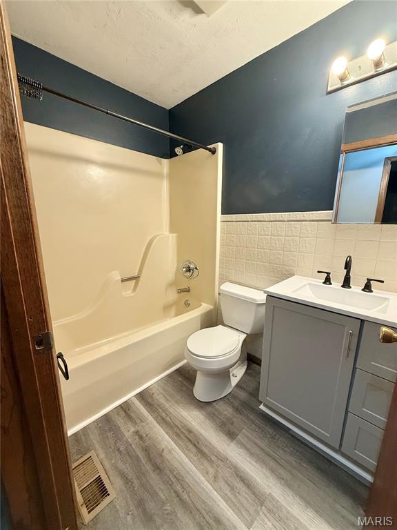 COTTONWOOD VILLAGE - Residential Lease