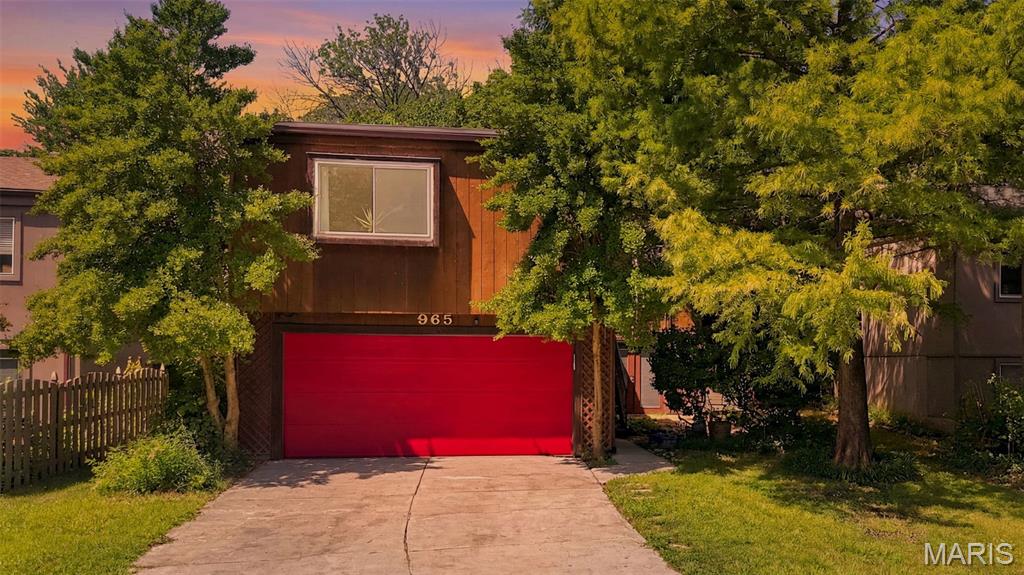 This is an inviting property on a cul-de-sac featuring a versatile floor plan with 3 bedrooms and 2 full baths. Enjoy outdoor living with a beautiful deck at the back of the property and a charming front patio, perfect for relaxing or entertaining. The spacious primary bedroom includes a skylight that fills the room with natural light, while the home's abundant windows create a bright and airy atmosphere throughout. Generously sized rooms provide comfortable living, and the open-concept kitchen flows seamlessly into the living room, making it ideal for everyday living and gatherings. The finished lower level offers a cozy family room along with plenty of additional storage space. This home combines comfort, functionality, and a desirable location in one attractive package.

https://app.archi-pix.com/sites/rxoyqndz/unbranded