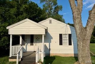 Move right into this beautifully remodeled 2-bedroom, 1-bath home located on a quiet street! This home is completely move-in ready and features a fenced backyard, perfect for pets, kids, or entertaining. An extra lot next door is included, giving you additional space and endless possibilities. Whether you're looking for your first home, downsizing, or adding to your investment portfolio, this property is one you won't want to miss!