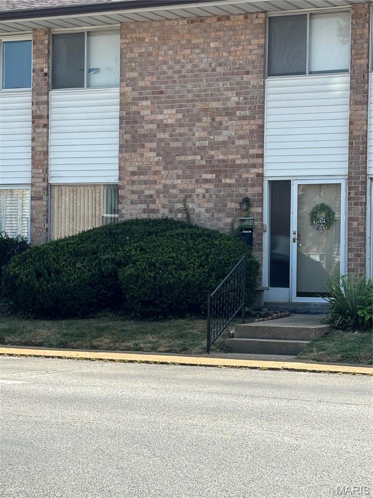 Fabulous large townhouse close to the entrance.  1 assigned parking spot, large covered outdoor patio.  Sale includes refrigerator, washer/dryer, and stove.  The master bedroom has a rare full bath, in addition to a full bath for the other bedrooms.  Big pool for the summer, walking distance to Sperreng, Lindbergh High, shopping, convenient stores, and several restaurants!  Baseboard heat and AC has been removed, and a central system has been updated completely.  All reasonable offers will be considered.