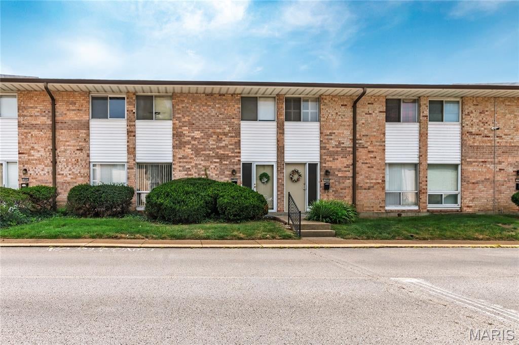 Fabulous large townhouse close to the entrance.  1 assigned parking spot, large covered outdoor patio.  Sale includes refrigerator, washer/dryer, and stove.  The master bedroom has a rare full bath, in addition to a full bath for the other bedrooms.  Big pool for the summer, walking distance to Sperreng, Lindbergh High, shopping, convenient stores, and several restaurants!  Baseboard heat and AC has been removed, and a central system has been updated completely.  All reasonable offers will be considered.
