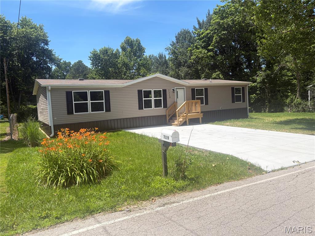 Newly renovated manufactured home ready for your family's enjoyment. Small outbuilding and subdivision Meramec River access.