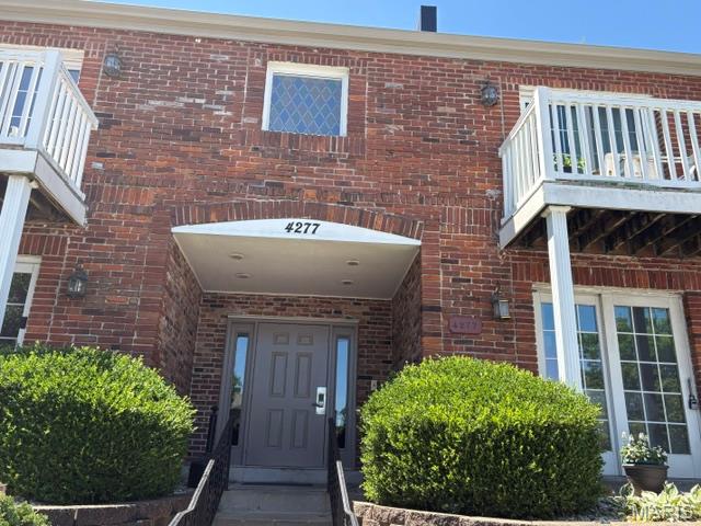 WHAT A BUY! VERY CLEAN & UPDATED. JUST MOVE IN. Spacious 2 bedroom 2 bath. Updated flooring. Next to Clubhouse and pool. Interior Unit, Upper Level
Property is being sold as-is.