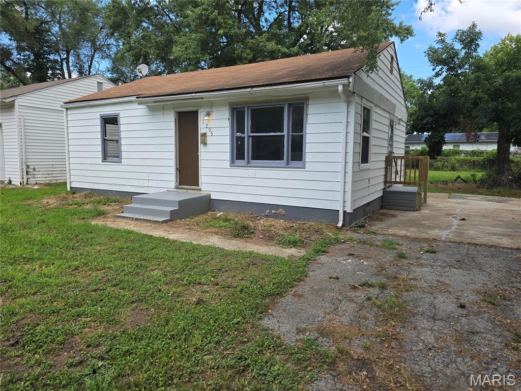 Calling all investors!! Add this to your portfolio today! 2 bed 1 bath, located in Cahokia Heights. Currently vacant but shouild be filled in the next couple weeks, at $950/mo! Seller also has 3 other properties listed. Let us help you grow your portfolio!! Let's make a deal!!!