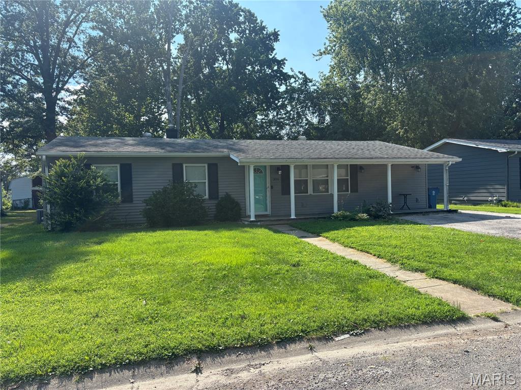 This 1000 square foot single family home has 3 bedrooms and 2 bathrooms. This home is located at 300 Janet Dr, Centralia, IL 62801