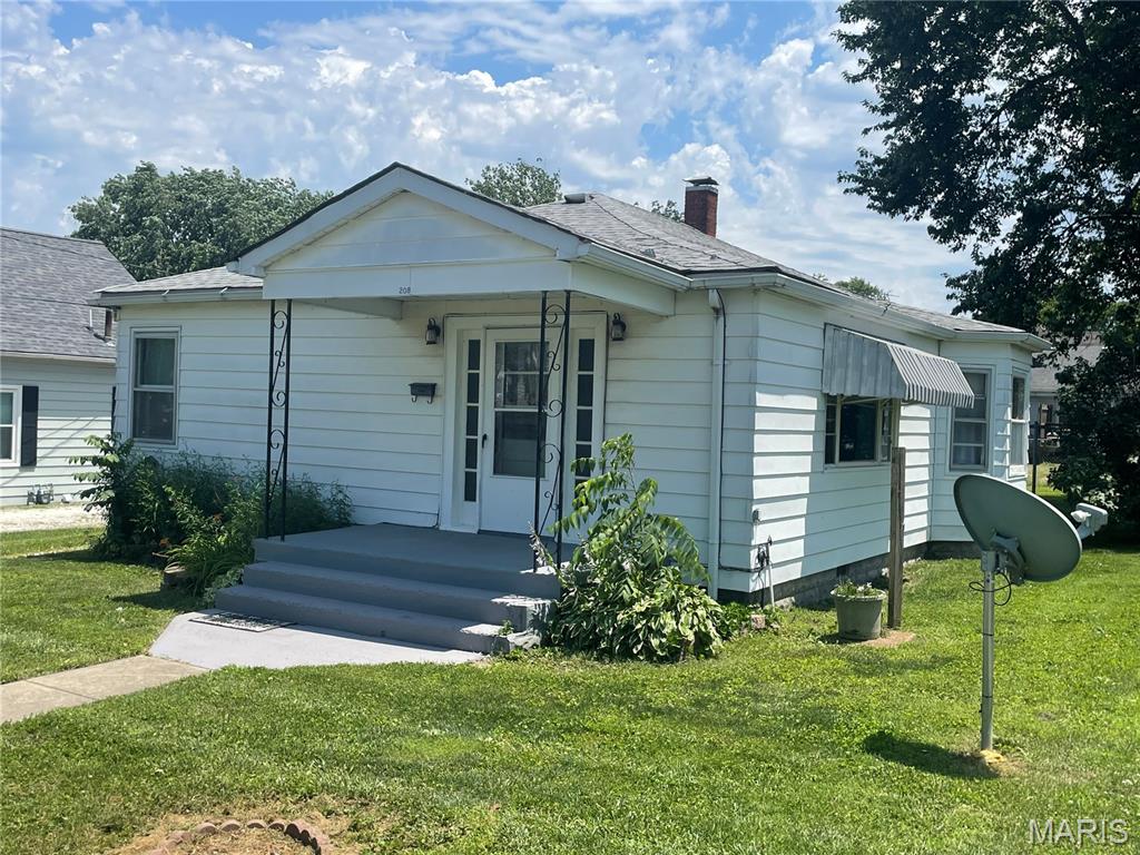 Looking for a starter home or possibly downsizing?? This well maintained one level home is conveniently located in the heart of Jerseyville within a short distance from many amenities. This home exhibits hardwood floors, updated roof in 2018, updated water heater (estimated) 2022, and HVAC upgrade in 2009. This 2 bed home has a thoughtful layout with spacious rooms. Make your appointment today.
