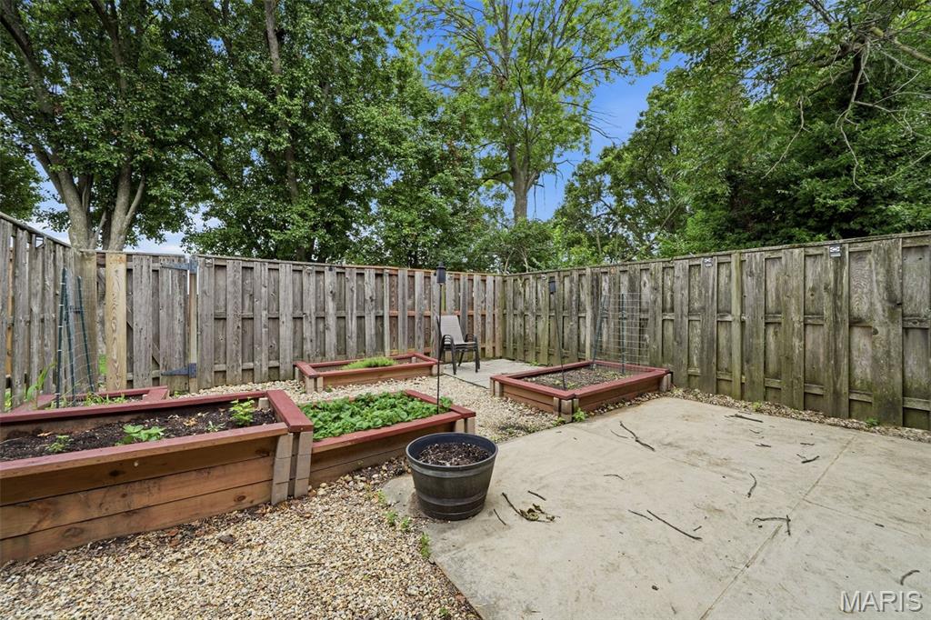 Beau Jardin Twnhms A Condo - Residential