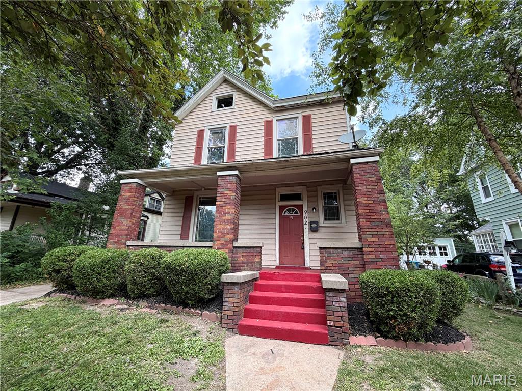 3 bedroom home for sale in historic Middletown, Alton! Home offers 2 stories, with full basement, fenced yard, and more. Freshly painted. New roof will be put on within the next week. Great location near park, school, and the wonderful downtown area. Sold as is.