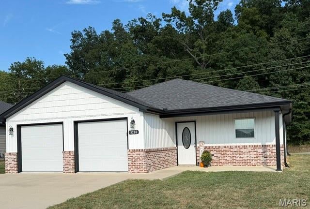 Welcome to Ramsey Branch a delightful 55+ community! This home features
3 bedrooms, 2 bathrooms, open floor plan, stainless appliances, laundry
room, two car garage, and a screened in patio area off the living room to enjoy
your morning coffee. Monthly HOA includes lawn care and snow removal plus
the benefits of the Clubhouse with a pool, fitness center, pickleball and
bocce ball courts. Lovely walkable community. No step entry into the home.